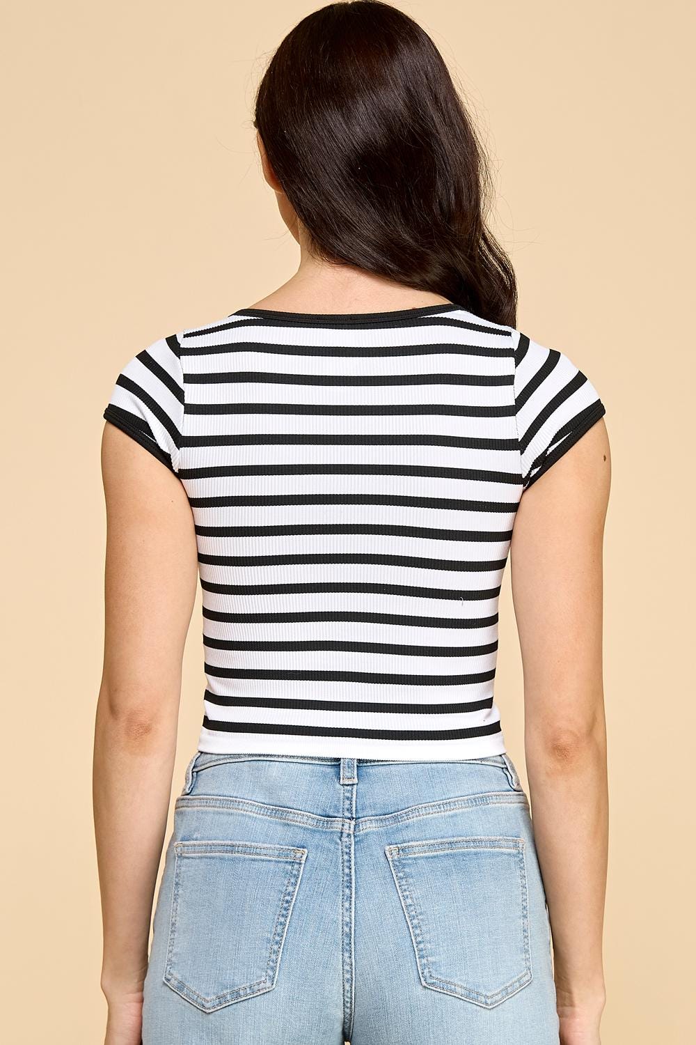 Striped Ribbed Crop Top: Black & White Scoop Neck Tee - QU42