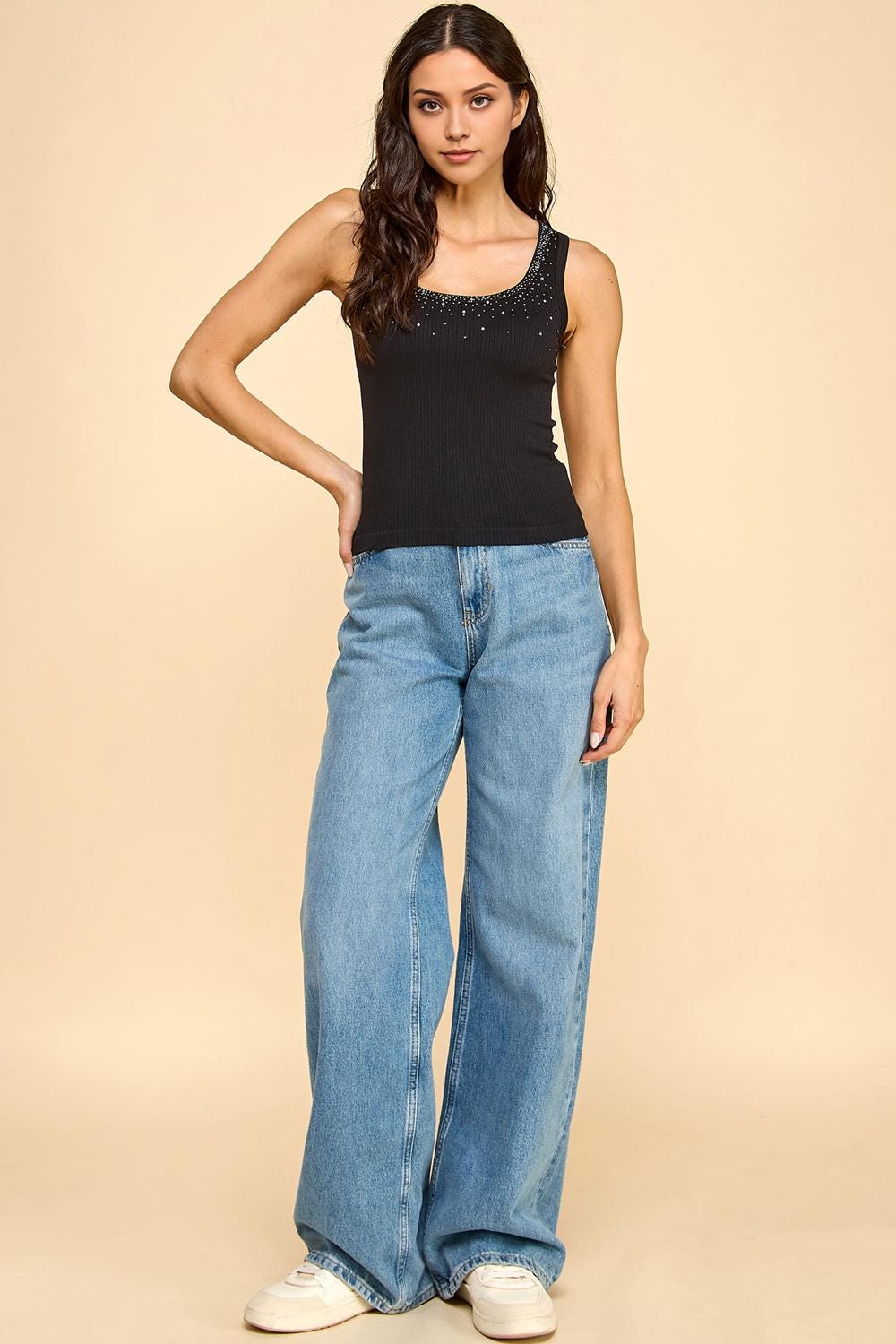 Seamless Ribbed Tank Top with Sparkling Rhinestones – Elegant Fitted Sleeveless